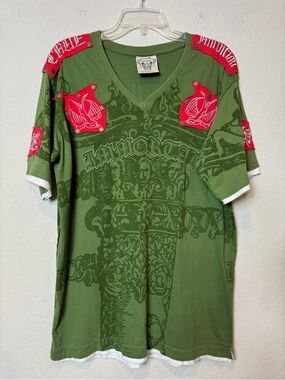 Blac Label Olive Green Graphic V-Neck T- Shirt with Red Patch Accents Men’s XL